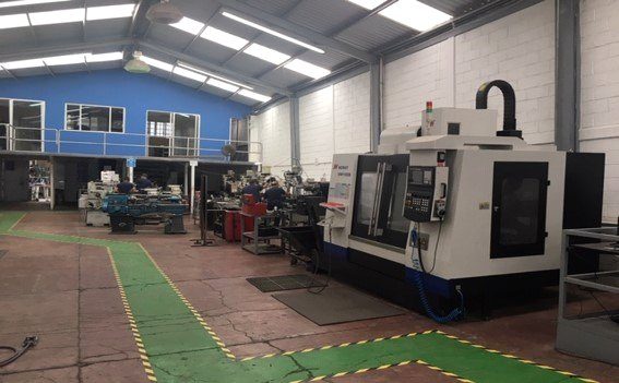 Centro de maquinado CNC en el taller de VICA