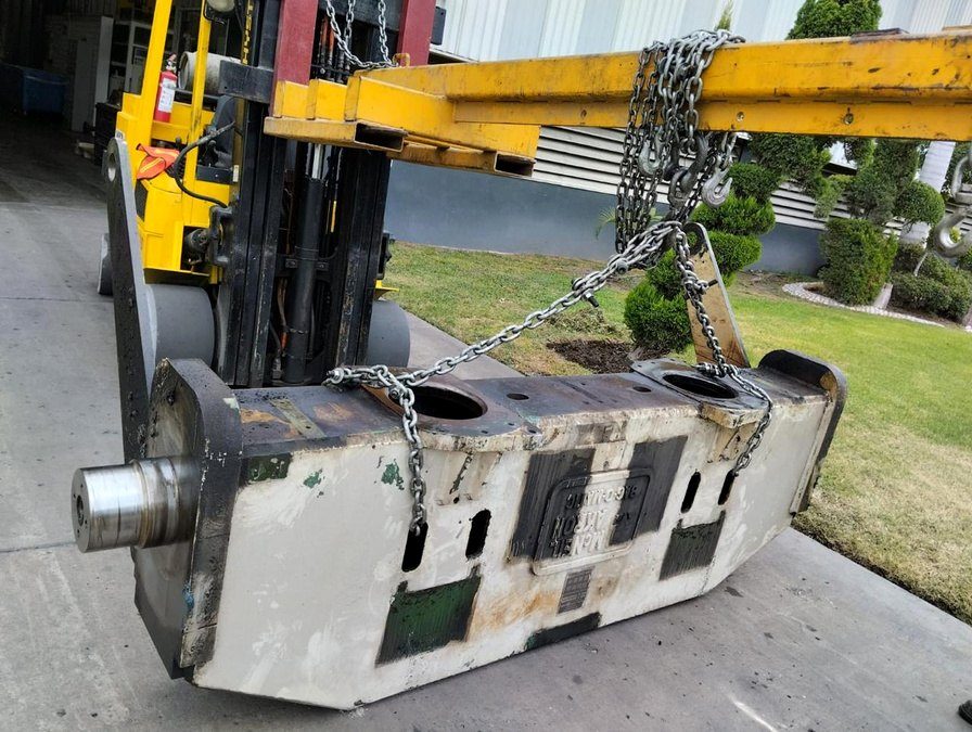 Componente pesado de una máquina de proceso izado con montacargas y cadenas