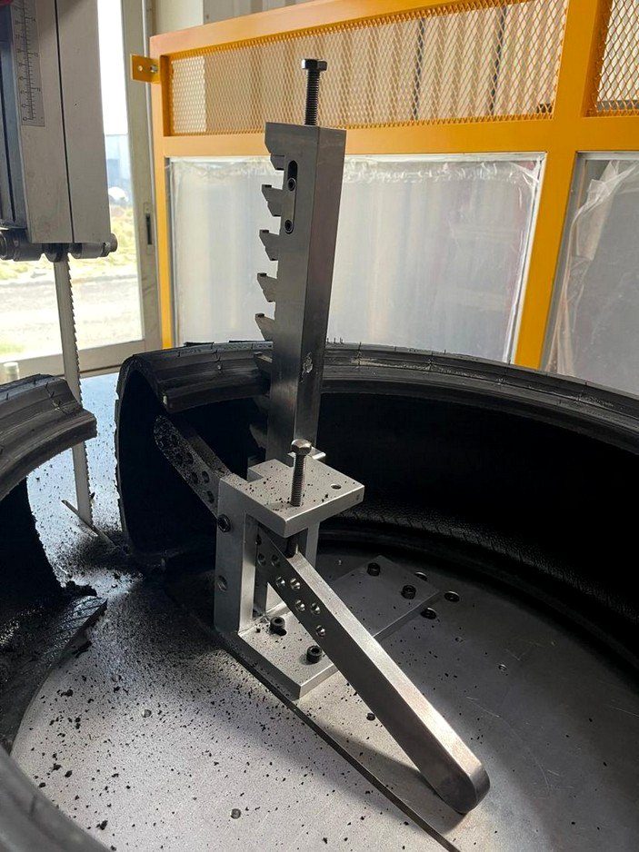Herramienta de sujeción dentro de una llanta de prueba