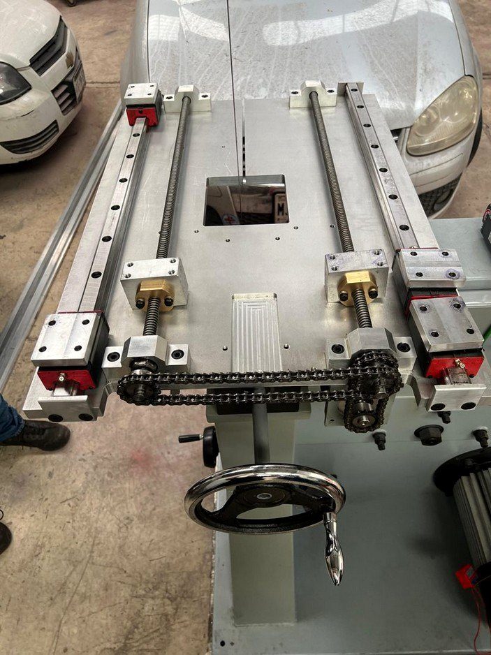 Mesa con servo y husillo sobre guías lineales