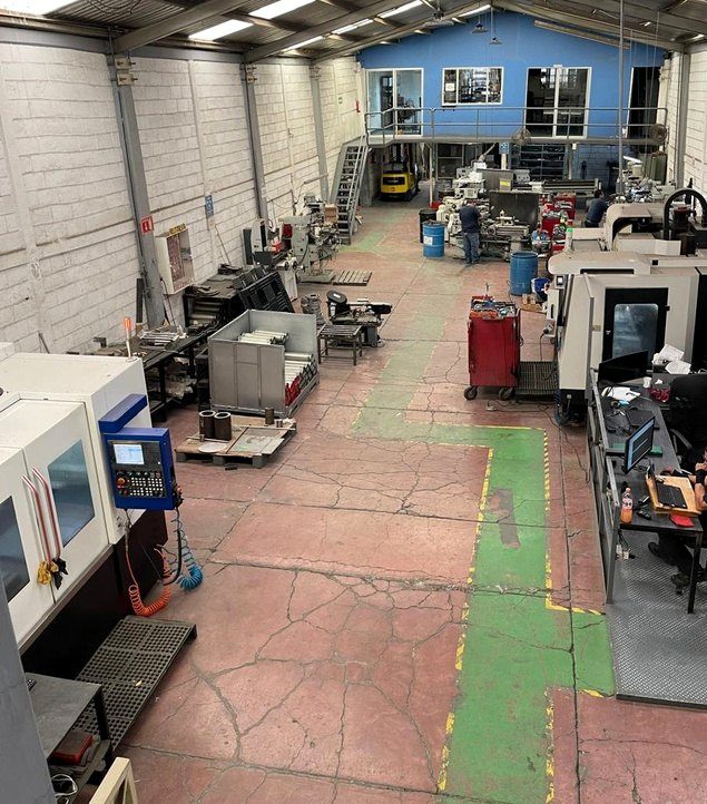 Pasillo del taller de VICA con tornos, fresadoras y centros de maquinado